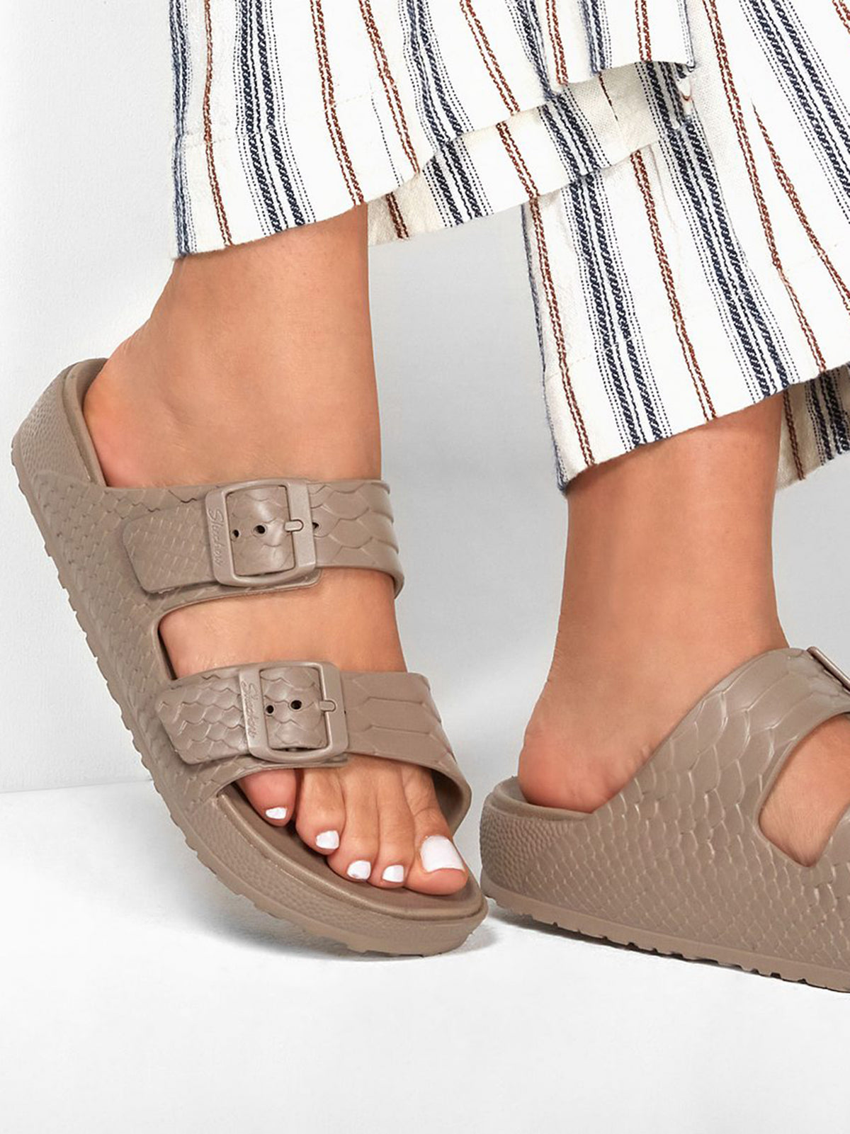 Sandalias Skechers Foamies Beige para mujer, vista 2
